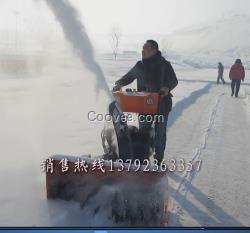 小型雪地中的戰(zhàn)斗機(jī) 小區(qū)內(nèi)除雪機(jī)