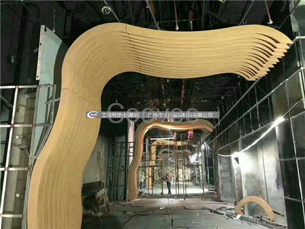弧形造型铝方通吊顶门头装饰或者大厅吊顶