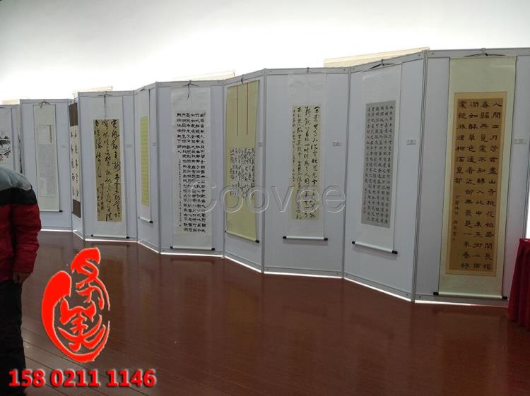 适合挂卷轴书画作品的展板架-上海画展展板出租