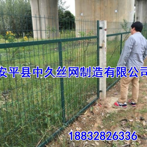 高速公路铁丝护栏网小区隔离网防护网浸塑金属护栏网